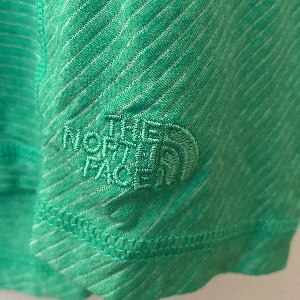 Green T-Shirt North Face Cap Sleeve V Neck Hiking Running Athletic Tee Small - Picture 3 of 5